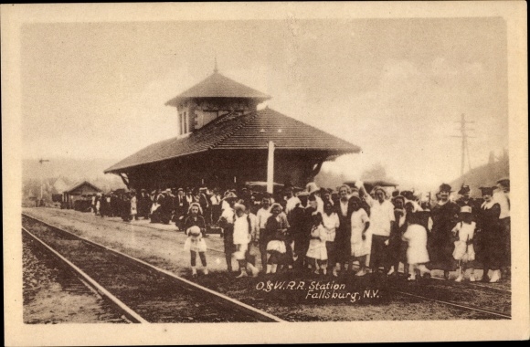 Postcard Fallsburg New York USA, O &amp; WRR Station, Train Station, Passengers on Platform