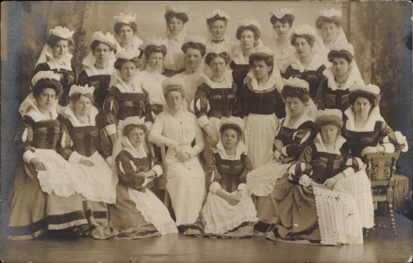 Photo Postcard Vaals Limburg Netherlands, women in traditional costumes, group picture