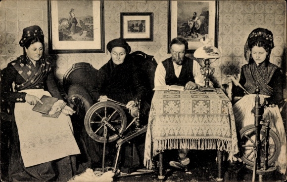 Postcard Insel Föhr Nordfriesland, spinning room, women in traditional costume, spinning wheels, man