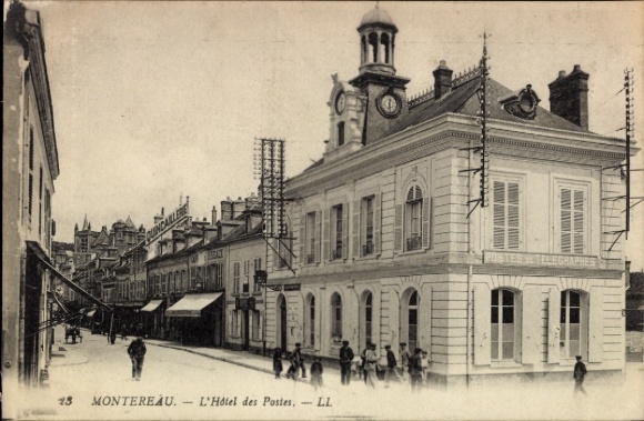 Beeld Montereau Seine et Marne, L'Hôtel des Postes, architectuur, straatbeeld, mensen