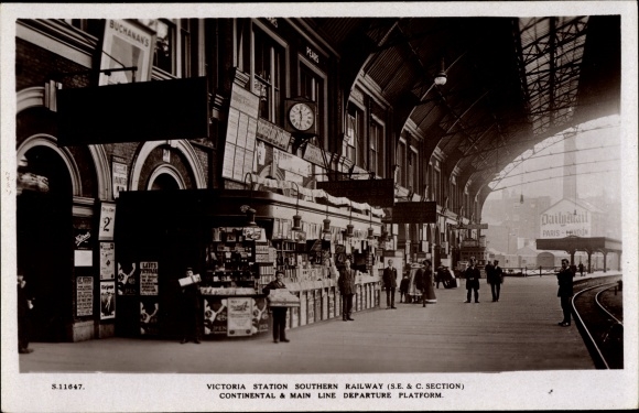 Postcard London City, Victoria Station, Southern Railway, Continental and Main Line departure platform