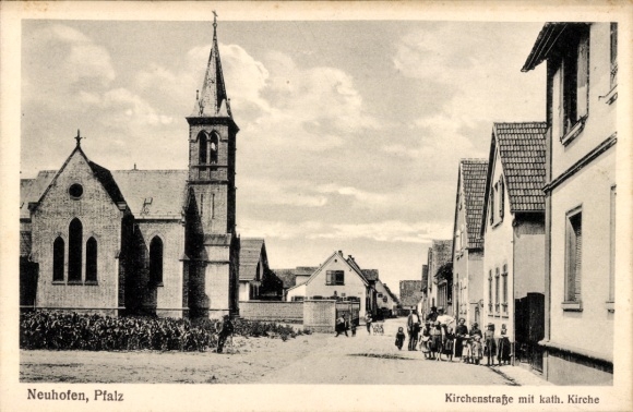 Postcard Neuhofen in der Pfalz, Kirchenstraße with Catholic Church