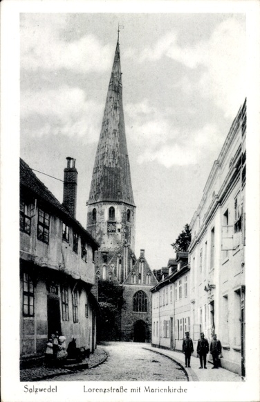 Ak Salzwedel in de Altmark, Lorenzstrasse met de Mariakerk