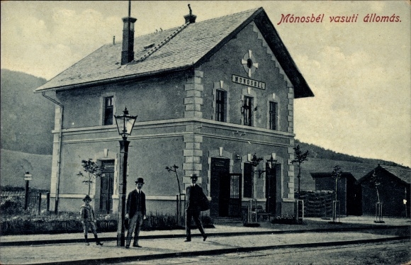 Postcard Mónosbél Heves Hungary, vasuti allomas, central station, street view