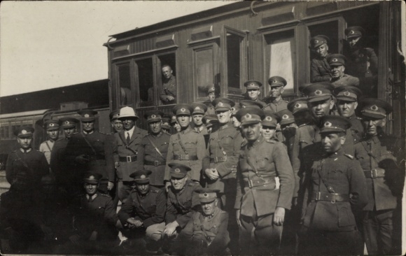 Photo Postcard Türkiye, Turkish soldiers at a train station