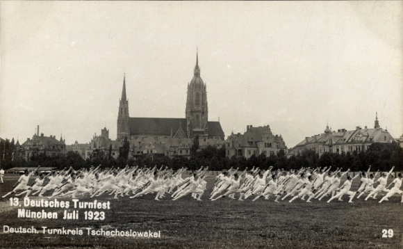 KP fotograficzna z XIII Niemieckiego Festiwalu Gimnastycznego w Monachium, lipiec 1923 r., Niemieckie Stowarzyszenie Gimnastyczne Czechosłowacja, kościół