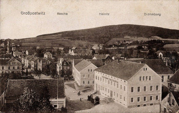 Ak Großpostwitz in Sachsen, Landschaftsaufnahme, Ortsschilder, Gebäude, Bäume, Hügel