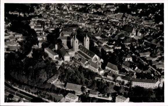 Ak Freising in Oberbayern, Luftaufnahme von  Klosteranlage, Wohngebäude, Stadtansicht