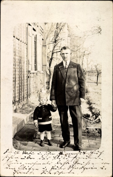 Foto Ak Rositz Thüringen, vader met zoon, staand portret