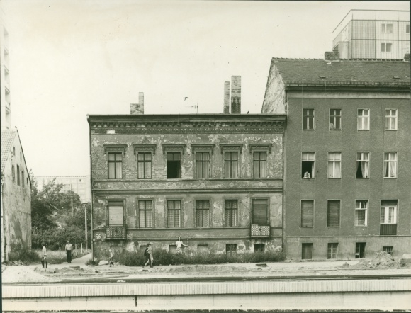 Photo Berlin Lichtenberg Alt Friedrichsfelde, Street of Liberation North 95/96, old building, new building