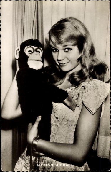 Postcard Actress Marion Michael, Portrait, Chimpanzee Soft Toy