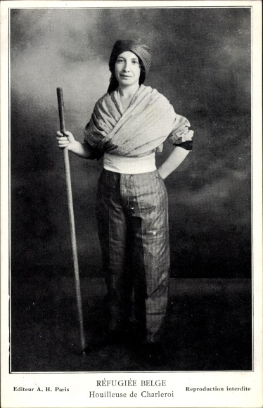 Postcard Réfugiée Belge, Houilleuse de Charleroi, femme, traditional costumes Belgium