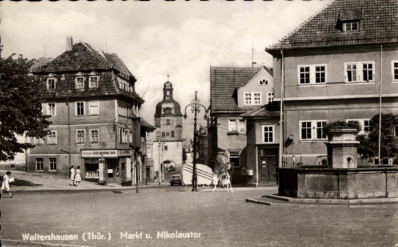 Ak Waltershausen in Thüringen, Marktplatz, Nikolaustor,  Gebäude, Schilder, Menschen