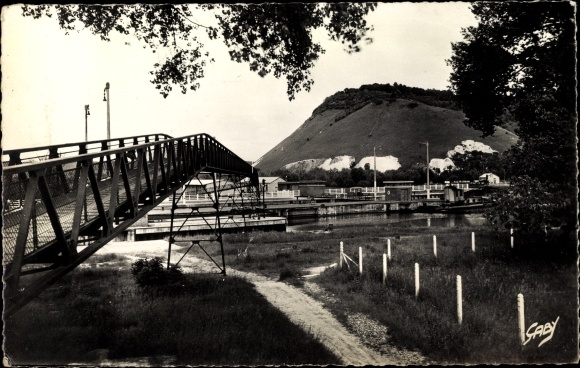 Postcard Amfreville under the Monts Eure, La Passerelle, The Cote des Deux Amants