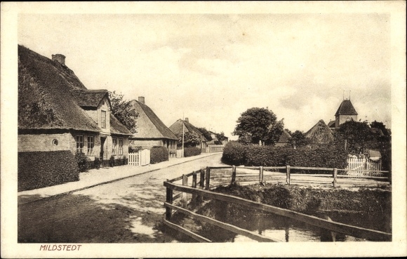 Ansichtkaart Mildstedt in Noord-Friesland, straatgedeelte in de stad, huizen met rieten daken