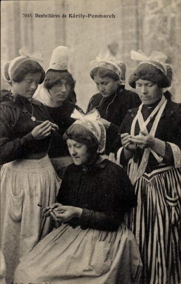 PC Kerity Saint Pierre Penmarch Finistère, lace makers, Breton costume