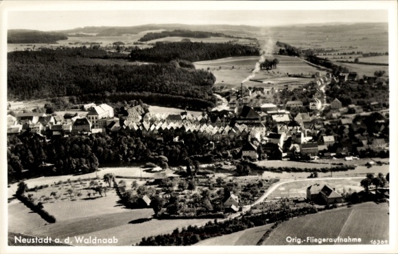 Ak Neustadt an der Waldnaab, Luftaufnahme von  grüne Landschaft