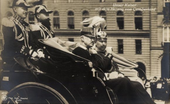 Ak Kaiser Wilhelm II. mit  dem Herzog von Cumberland, Kutsche
