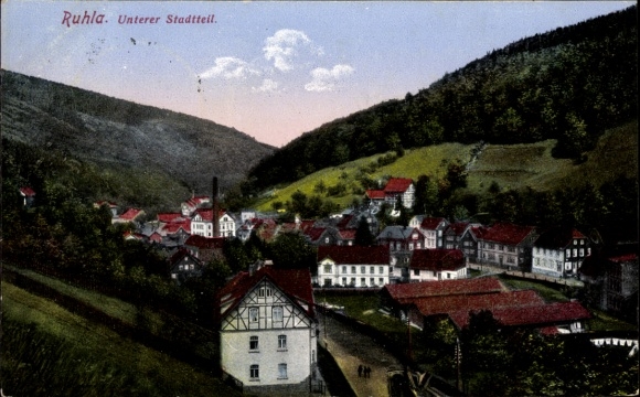 Ak Ruhla in Thüringen, Unterer Stadtteil, farbige Ansicht, hügelige Landschaft, Häuser mit roten 