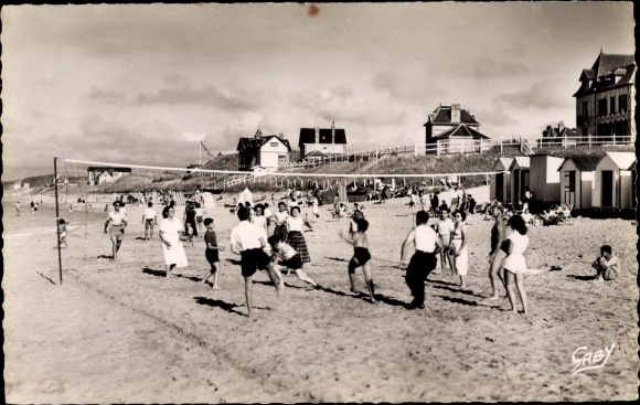 Postcard Le Home sur Mer Calvados, Games on the Beach