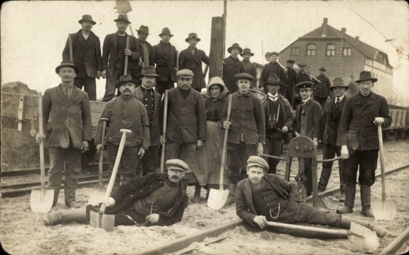 Foto Ak Umbau Arenburger Bahnhof, Gruppenbild der Bauarbeiter, Spaten