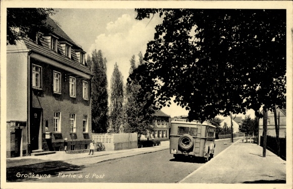 Ak Großkayna Braunsbedra Saalekreis, foto van een straat, huizen, bomen, auto's, zonnige lucht