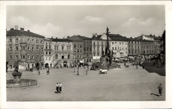 Ak Olomouc Olmütz Stadt, Stadtansicht mit Brunnen, Häusern, Menschen auf Platz, nstil