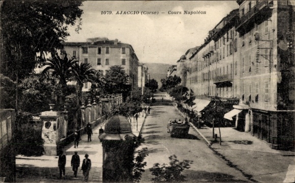 KP Ajaccio Corse du Sud, Cours Napoléon, spacerowicze, budynki, drzewa, ulica