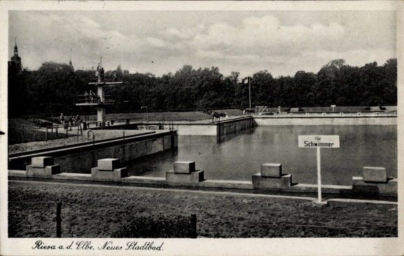 Ak Riesa an der Elbe Sachsen, Neues Stadtbad, Schwimmer, Natur, Wolken, Wasser
