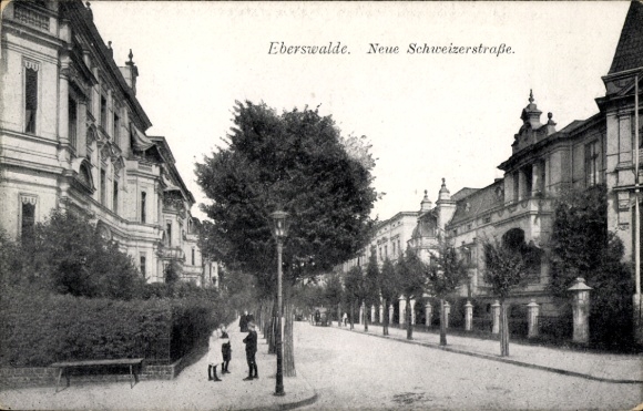 Ak Eberswalde im Kreis Barnim, Blick in die Neue Schweizerstraße, Wohnhäuser, Passanten