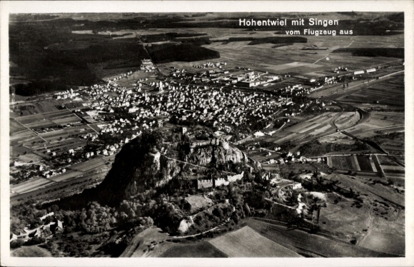 Ak Singen Hohentwiel Baden Württemberg, Luftaufnahme von Hohentwiel mit  Landschaftsaufnahme, 