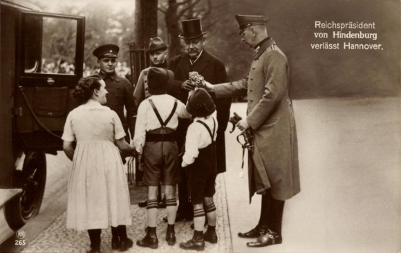 Postcard Reich President Paul von Hindenburg leaves Hanover, children