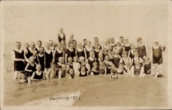 Photo Postcard North Sea resort Wangerooge, bathers in swimsuits on the beach, group photo, 1924