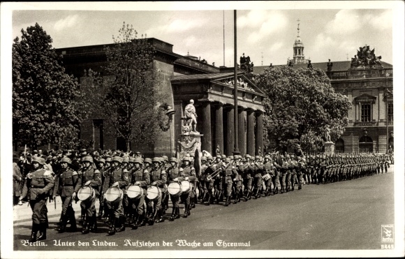 Postcard Berlin, raising the guard at the memorial, Unter den Linden, handle B 445