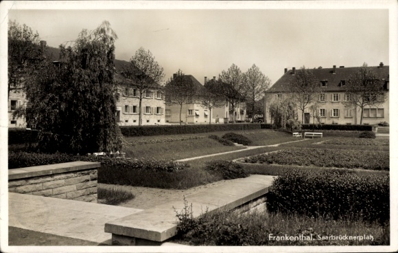 Ak Frankenthal in der Pfalz,  Saarbrückerplatz, Wohngebäude, Parkanlage, Bäume