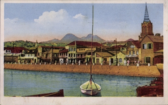 Ak Fort de France Martinique, Les Quais, Kirchturm, Häuser, Berge