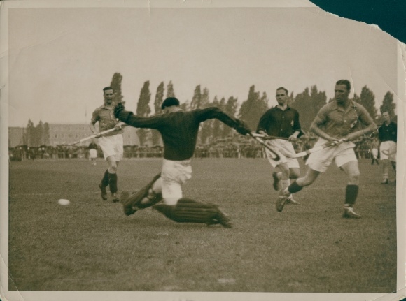 Photo 1936 Olympics, hockey tournament, Holland versus France
