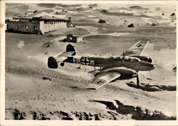 Ak Deutsche Luftwaffe, Zerstörer Messerschmitt Me 110 C in Nordafrika, 3U+MR, Rumpfband