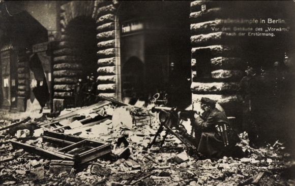 Ak Berlin Kreuzberg, Straßenkämpfe 1919, Gebäude des Vorwärts nach Erstürmung, Maschinengewehr