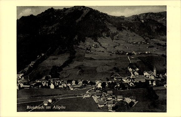 Ak Blaichach im Allgäu, Luftaufnahme, Berglandschaft, Dorfansicht,  
