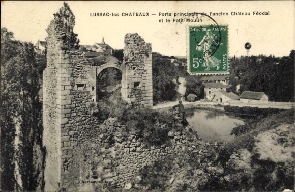 Ak Lussac les Châteaux Vienne, Porte prinicipale de l'ancien Chateau Feodal, Petit Moulin