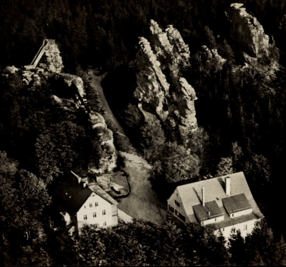 Ak Ehrenfriedersdorf im Erzgebirge, Luftaufnahme der Greifensteine, Greifensteinberghaus