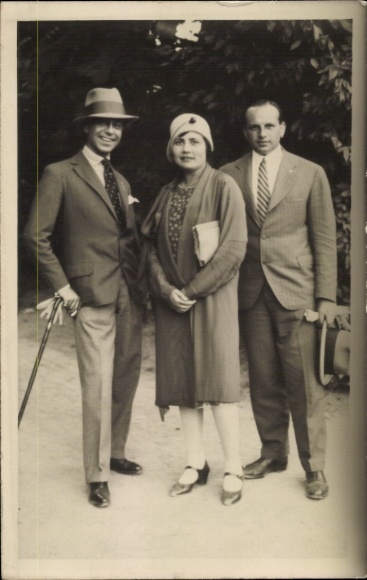 Zdjęcie KP kobieta i dwóch mężczyzn, portret, garnitur, kapelusz, moda