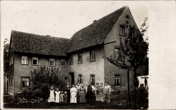 Photo Postcard Waldenburg in Saxony, family at the house