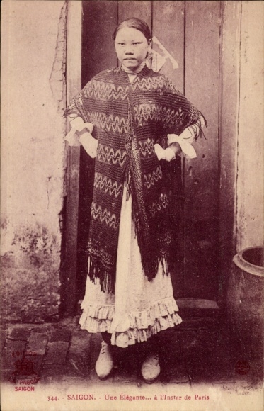 Ak Saigon Cochinchine Vietnam, Eine elegante Dame, gekleidet wie in Paris