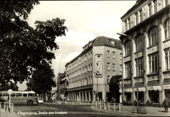 Postcard Oranienburg in Brandenburg, Street of Peace, building, street view, bus