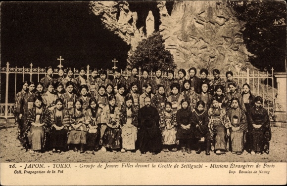 Postcard Tokyo Japan, Groupe de Jeunes Filles devant la Grotte de Settiguchi, Missions Étrangères de Paris