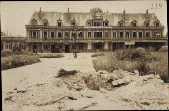 Photo Postcard Saint Quentin Aisne, train station, German military railway, war destruction I. WW