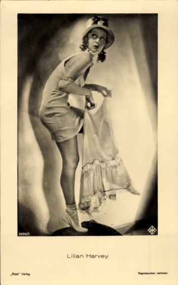 Ak-actrice Lilian Harvey, portret in onderjurk