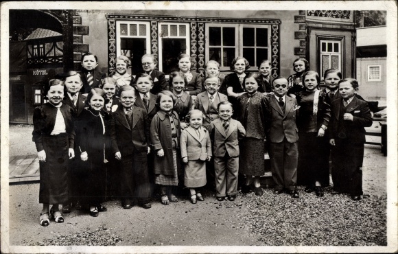AK Paris, International Exhibition 1937, A group of the people of the Kingdom of Lilliput
